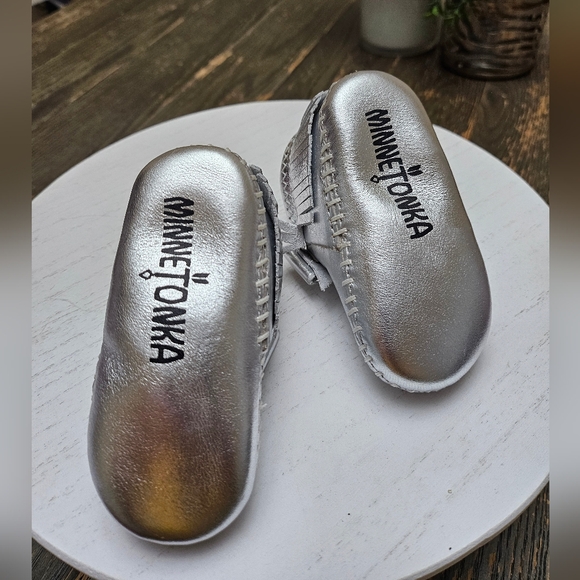 Minnetonka Infan Girl's Rosie Bootie Silver Size 3 New - Picture 5 of 12